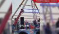 男子无保护措施站海盗船船头 万不可模仿他这种行为