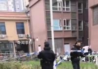 男孩在顶楼玩耍疑踩空从32楼坠亡 具体情况暂不清楚