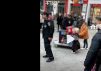 商场回应保安驱赶残疾女子卖艺 没有暴力驱赶此区域不允许卖艺表演
