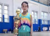 狂飙里的小黄瑶拿了篮球联赛冠军 为球队贡献了十多分