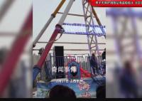男子无保护措施站海盗船船头 万不可模仿他这种行为