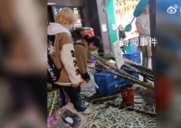 女生寒假兼职削甘蔗累到绷不住 每天工作10个小时