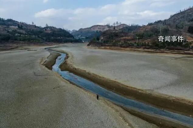 贵州毕节缺水持续:居民买水桶蓄水