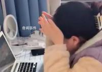女儿考研437分喜极而泣 母亲哽咽