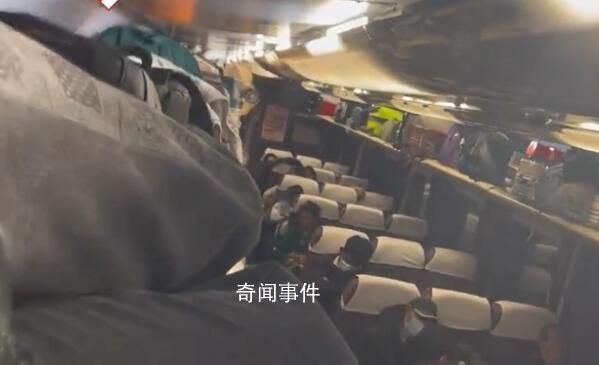 座位被占女子爬火车行李架睡觉 引起广泛关注