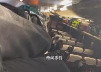 座位被占女子爬火车行李架睡觉 引起广泛关注