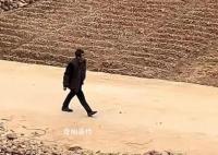 爷爷颤颤巍巍去见孙子最后一面 白发人送黑发人