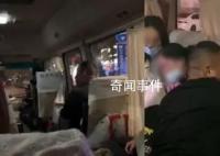 导游强制消费抢手机 女游客吓得大哭