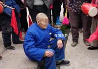 老人去世后现身 亲属曾认识没敢靠近