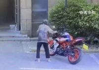 老人推倒摩托后去世 继承人被起诉