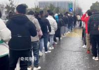 工价下跌 工厂门口仍大排长龙