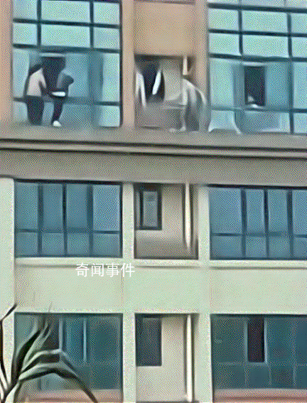 湖南3名小孩翻出29楼窗户玩耍 实在是太危险了