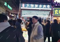 网友夜市偶遇张颂文 引发网友热议