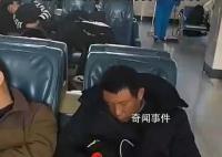 泰山站候车乘客集体呼呼大睡 泰山专治嘴硬兼治失眠