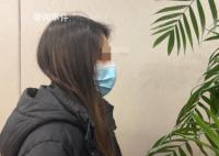 女子高铁站内打骂女童 警方:系母女