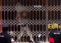 男生被抓喊我爸是干部?校方:是工人