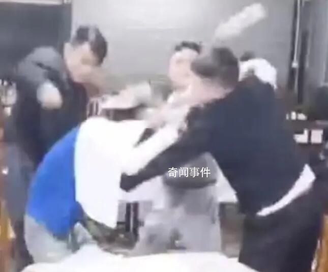 广西一男子被多人轮番用酒瓶砸头 至少有8名男子参与斗殴