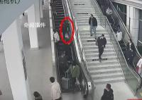 女子用火车站扶梯运行李砸伤旅客 目前此事正在进一步协调中