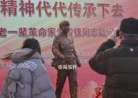 雷锋铜像亮相王府井步行街 正式揭幕