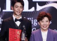 丁真和邓亚萍一起走红毯 为慈善盛典加油助力