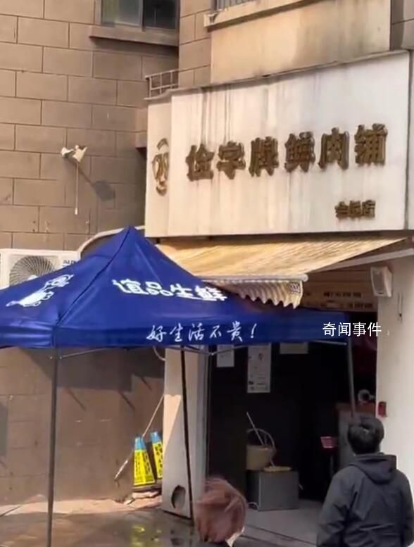 居民嫌楼下肉铺扰民:来买肉就泼脏水