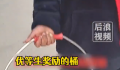 男孩考双百分被奖励一只桶 网友：超大型奖杯