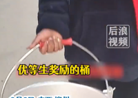 男孩考双百分被奖励一只桶 网友：超大型奖杯