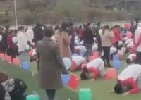 中学誓师大会安排学生向家长磕头 教育局目前正在调查