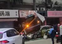 特斯拉疑失控连撞多车冲毁店门 现场一片狼藉