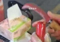 女护士下班摆摊卖“无菌烤肠” 网友：这烤肠吃得放心