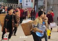 小学生背着“锅碗瓢盆”去春游 已经推行多年