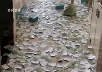 酒店客人退房后房间贴满贴纸 疑似精神有问题