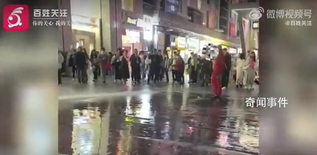 商场回应网红直播被喷水驱赶 视频引起网友关注