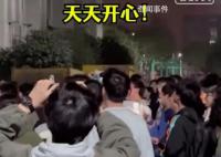 理工男集体喊楼送女生节日祝福 来自理科生的浪漫