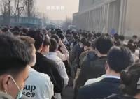 空乘招聘排队7小时面试3分钟 选30个人去了2千人1970个陪考的