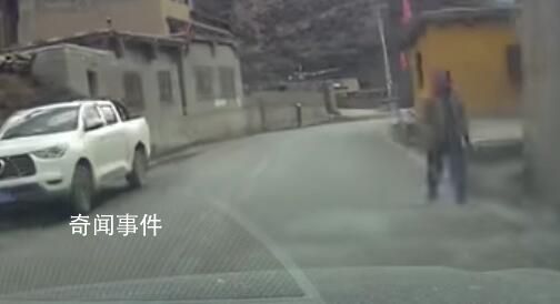 男子驾车4分钟遇3次村民拦车要红包 
