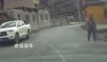 男子驾车4分钟遇3次村民拦车要红包 