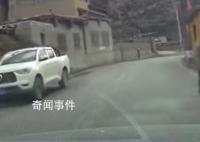 男子驾车4分钟遇3次村民拦车要红包 