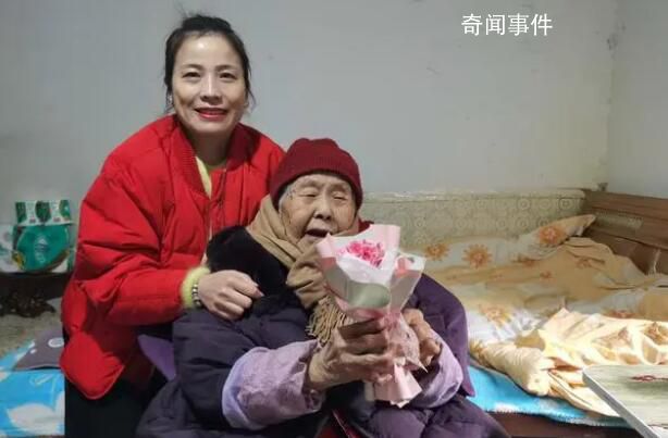 女子被老人误认成女儿陪游帮圆梦 这是一个非常感人的故事