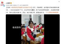 老师宣布各科月考第1名 女生连站7次
