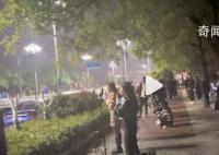 官方回应主播路边扎堆互打屁股 会进行治理市民可打电话举报