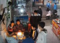 9名初中生花18元点18串里脊庆生 店老板主动给他们关灯营造氛围