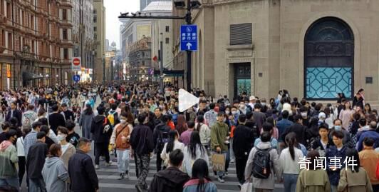 上海春游迎旺季 外滩游人坐满地