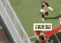幼师教升旗用英文口号被质疑 引发了家长的不满和质疑