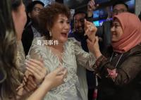 杨紫琼84岁母亲喜极而泣 杨紫琼成为奥斯卡历史上首位华裔影后