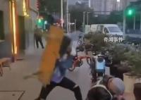 上海女子当街殴打代驾小哥 涉事女子已经被警方控制