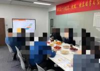 公司回应员工给客户倒水太满被开除 该走啥程序走啥程序他们并不了解详情
