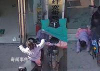电动车忘锁2岁娃拧油门撞向玻璃 监控画面曝光太惊险了