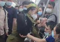 女子地铁暴打小伙 警方:她喝醉了 