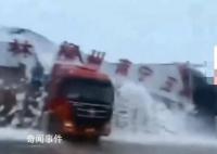 郑州大雪多个仓库倒塌损失惨重 请各位货车司机出行注意安全